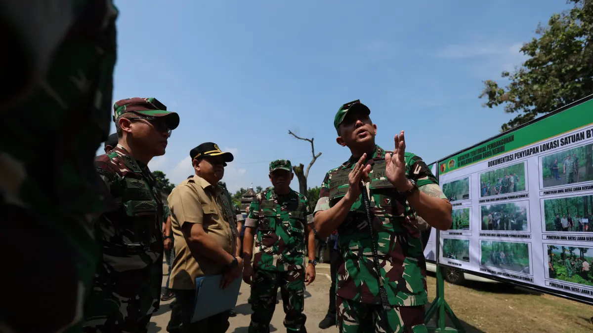 BATALYON BARU: Pangdam V Brawijaya Mayjen TNI Rudy Saladin memberi pengarahan saat berkunjung ke lokasi Yonif Teritorial Pembangunan Ksatria Joyoboyo di Desa Banaran, Kandangan kemarin pagi. Total ada 600 personel yang akan bertugas di sana mulai Juli nanti. (Foto: Wahyu Adji/JPRK)