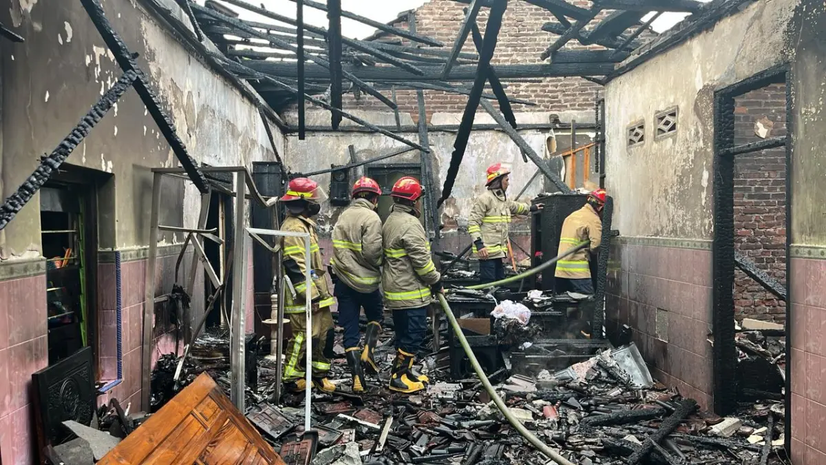 Damkar Kota Kediri melakukan penanganan kebakaran di rumah warga Desa Maron, Kecamatan Banyakan. (Hilda/JPRK)