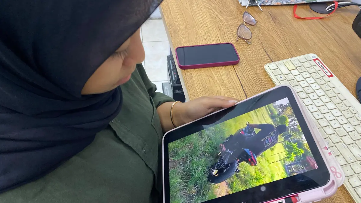 Ilustrasi warga melihat foto pelaku yang membawa kabur sepeda motor Ninja milik Lulud Milande. (Hilda/JPRK)
