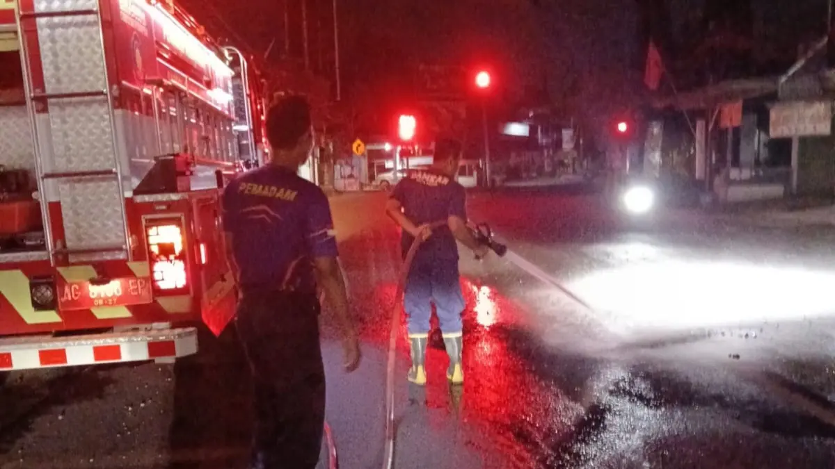 Petugas Damkar lakukan penyiraman di jalan raya Wonoasri