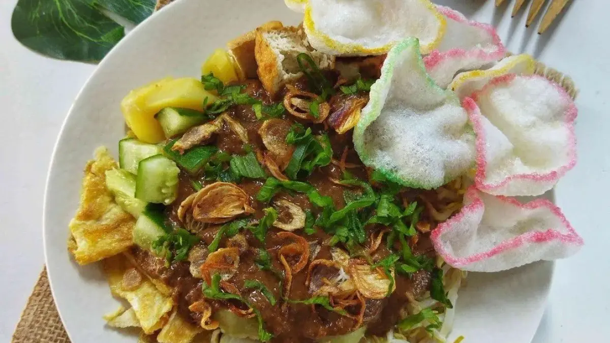 Seporsi tahu tek dengan siraman bumbu petis dan taburan bawang goreng yang menggugah selera. (Source : Pinterest)