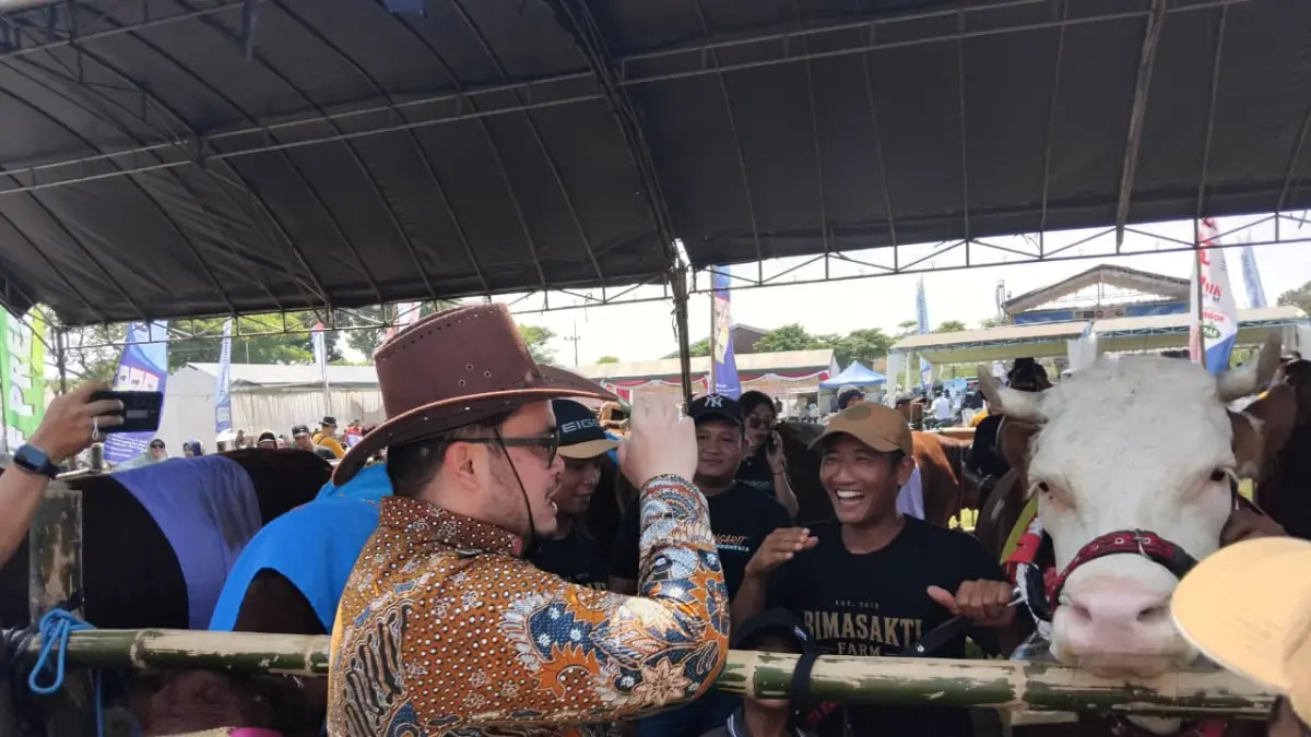 SOKONG KETAHANAN PANGAN: Bupati Hanindhito Himawan Pramana (kanan) berbincang dengan peternak saat meninjau Kontes Ternak Kabupaten Kediri 2026 di Desa Wonorejo, Wates kemarin. (Diana Yunita)