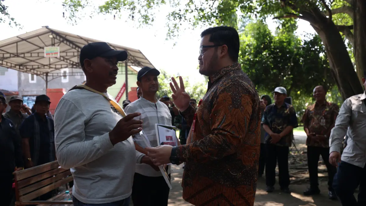 Bupati Dhito berikan bantuan pada petani Ngadiluwih.