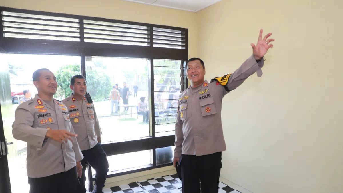 Kapolres dan Wakapolres Kediri bersama Kapolsek Wates melihat aspol yang baru direhab.