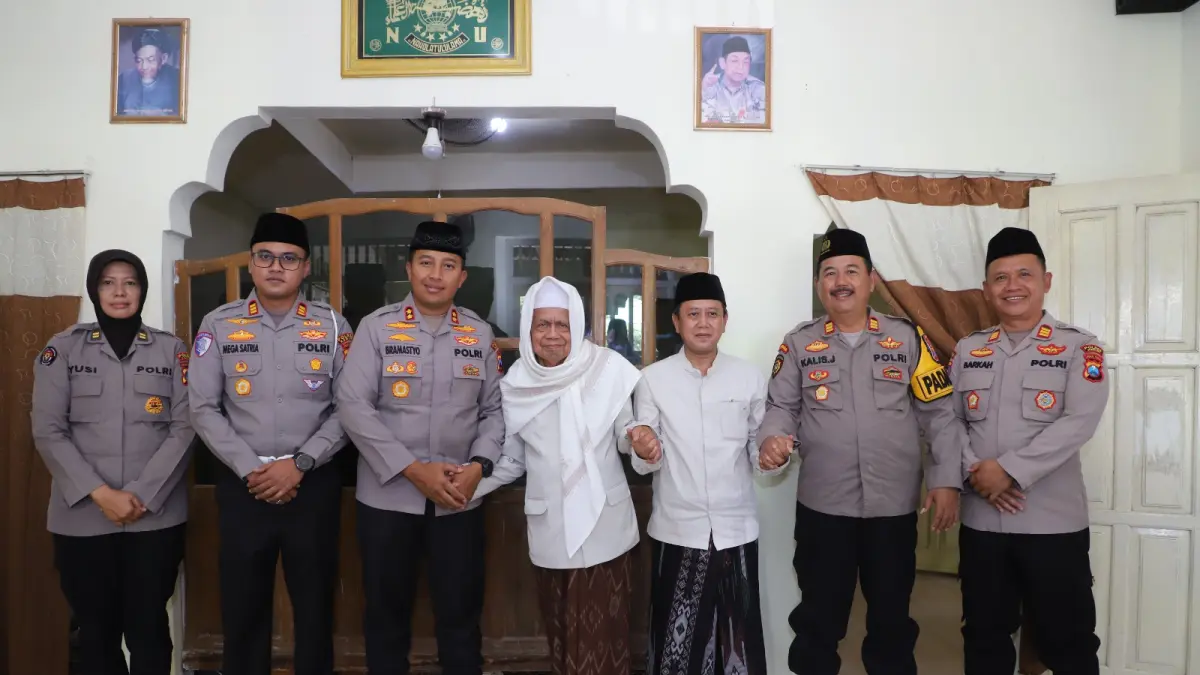 Momen Kapolres Kediri bersama PJU berfoto bersama dengan Kiai Ponpes Kapurejo dan Gus Ab