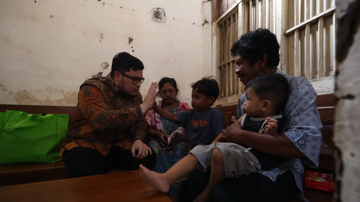 
PEDULI: Bupati Dhito bercengkerama dengan cucu Sholikah saat mengunjungi keluarga pra-sejahtera tersebut beberapa waktu lalu. (wahyu adji/jprk)
