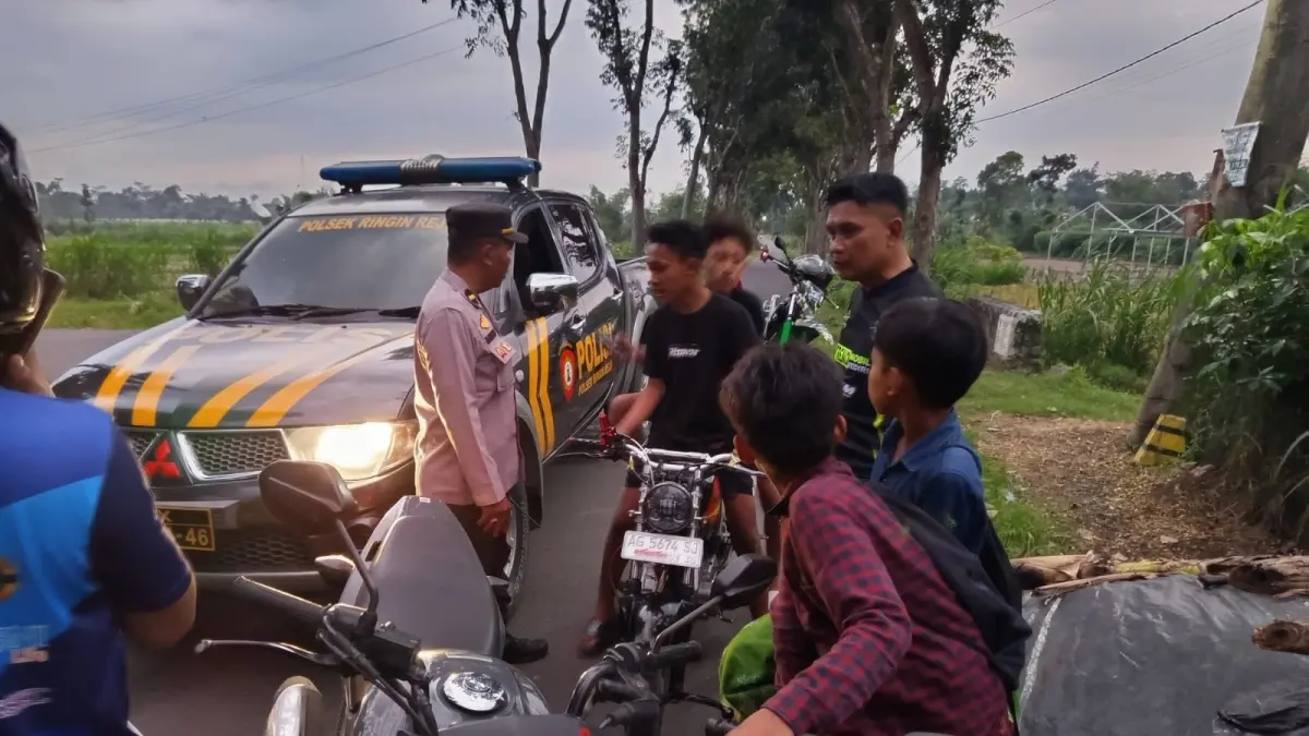 Petugas saat mengamankan pemuda yang diduga lakukan balap liar. 