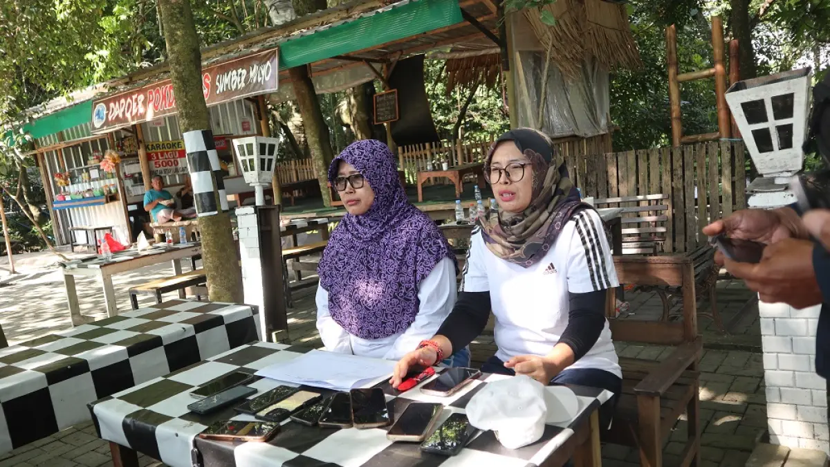 SEGERA CAIR: Dari kiri, Pj Sekda Endang Kartika Sari dan Kepala DLHKP Indun Munawaroh memberikan keterangan terkait rencana pencairan dana kompensasi TPA Klotok di Sumberjiput kemarin (8/5). (Foto: Ayu Isma)