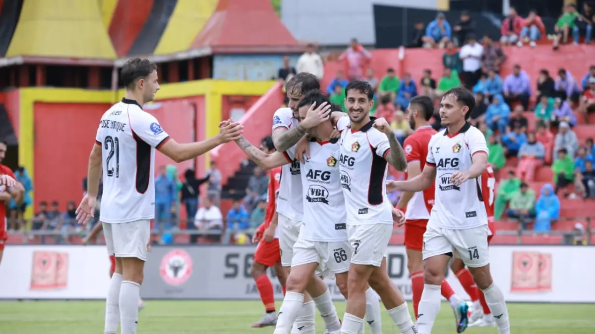 Skuad Persik Kediri merayakan kemenangan atas Semen Padang FC.