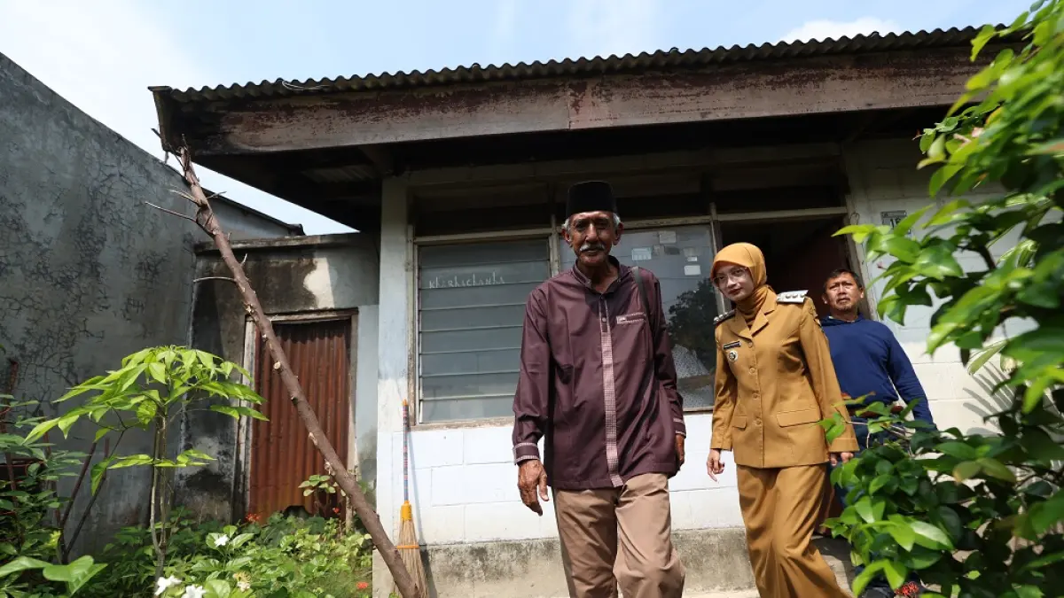 Wali Kota Kediri Vinanda Prameswati saat mengunjungi salah satu rumah tidak layak huni di Kelurahan Ngronggo. (Foto: Wahyu Adji)