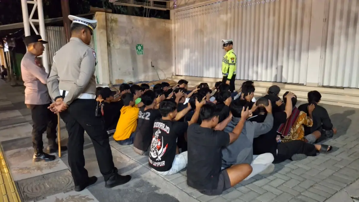 Polisi amankan puluhan pemuda yang diduga terlibat aksi Jumat Gaul. (ASAD MS)