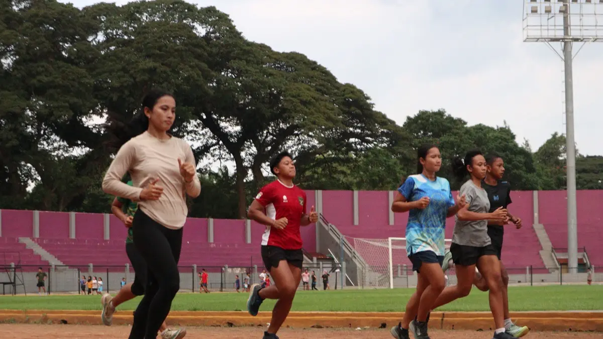 Atlet PASI Kota Kediri saat menjalani sesi latihan di Stadion Brawijaya, Kota Kediri. (FOTO: Emilia/JPRK)