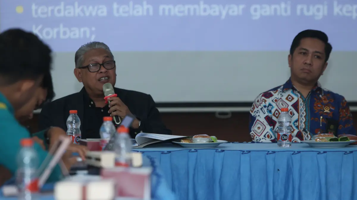 BUKTIKAN DI PENGADILAN : Ketua Program Studi S2 Hukum Uniska Nurbaedah menjawab pertanyaan peserta dalam diskusi serba-serbi penerapan KUHP dan KUHAP baru di kantor JPRK bersama Ketua PN Kediri Khairul (kanan) pada Jumat (8/5) lalu. (Wahyu Adji/JPRK)