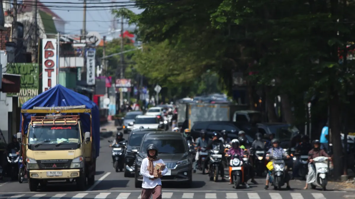 JANTUNG KOTA: Seorang warga menyeberang di depan Jalan Brawijaya, Kota Kediri. Dishub berencana akan menambah zona khusus parkir. (WAHYU ADJI/JPRK)