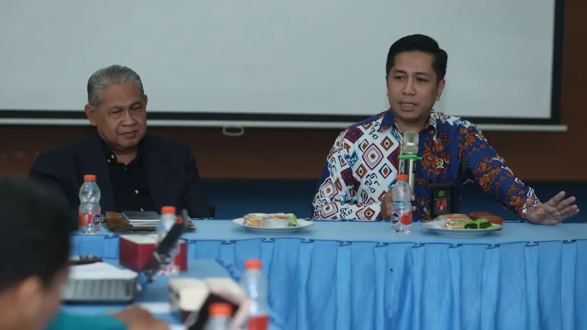 JUNJUNG TINGGI HAM: Ketua Prodi S2 Uniska Nur Baedah dan Ketua PN Kediri Khairul (kanan) membeber konsep pemberlakuan KUHP dan KUHAP baru dalam diskusi di Brantas Room, Jawa Pos Radar Kediri (8/5). (Wahyu Adji/JPRK)