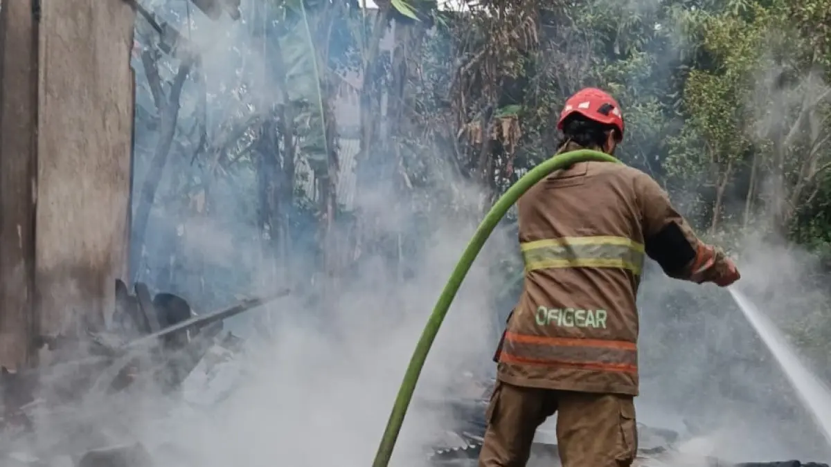 Petugas Damkar Kabupaten Kediri lakukan pemadaman di dapur warga Ngadiluwih Sabtu (9/5)