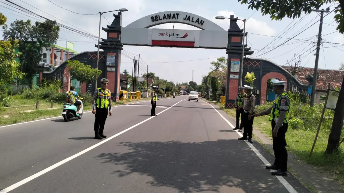Polisi melakukan pemetaan titik blackspot dan troublespot di Jalan Kediri-Nganjuk. (Satlantas Polresta for JPRK)