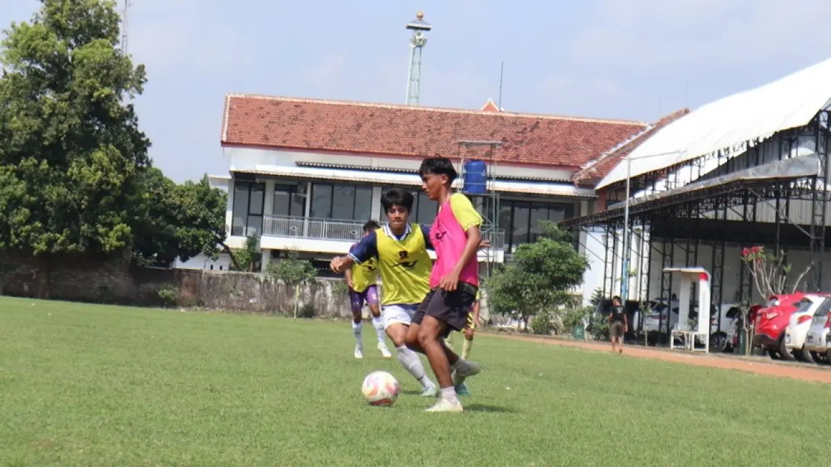 Seleksi pemain sepak bola Kota Kediri untuk pekan olahraga provinsi (porprov). (FOTO: Emilia/JPRK)