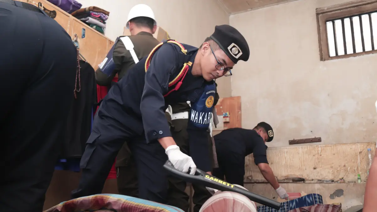 TELITI : Petugas keamanan Lapas Kelas II A Kediri melakukan razia di kamar hunian WBP. (Lapas Kelas II A Kediri for JPRK)