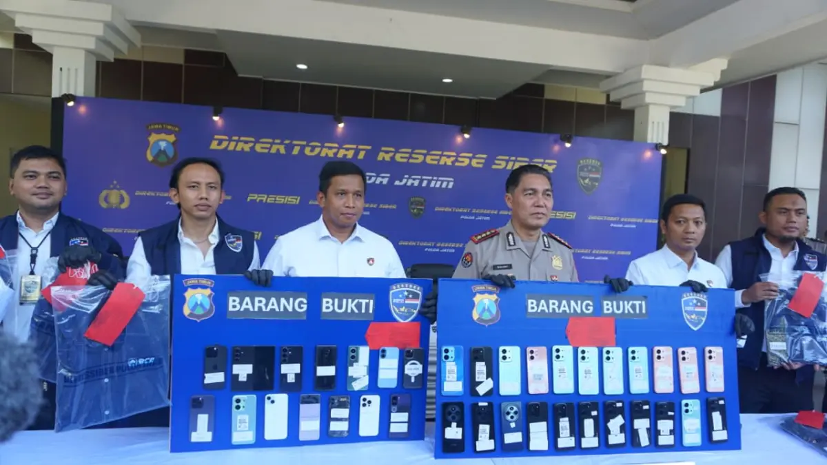 BEBER BARANG BUKTI: Dirressiber Polda Jatim Kombespol Bimo Ariyanto (tiga dari kiri) didampingi Kabidhumas Kombespol Jules Abraham Abast (tiga dari kanan) beserta para jajaran mengungkap barang bukti penipuan online di Mapolda Jatim kemarin. (FOTO: Sholeh Hilmi/Jawa Pos)