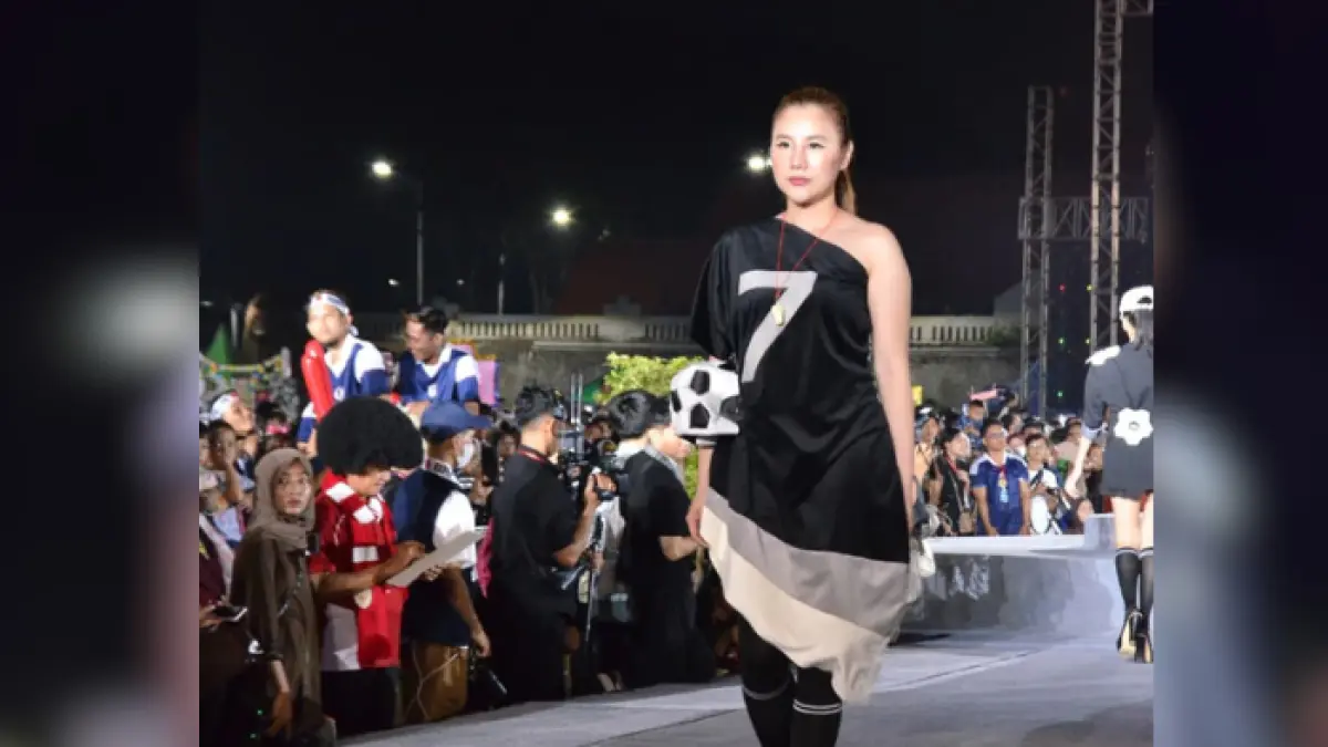 Football Fashion Couture: Anatomy of the Game karya Embran Nawawi dalam Festival Rujak Uleg Surabaya 2026