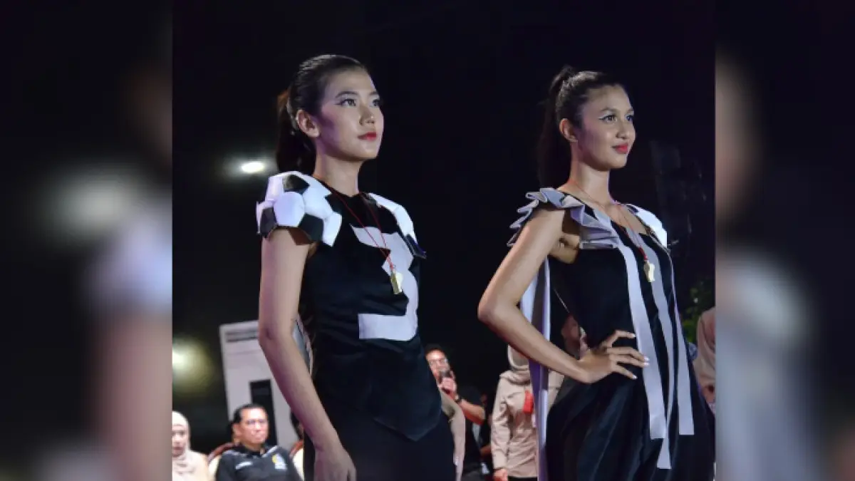 Football Fashion Couture: Anatomy of the Game karya Embran Nawawi dalam Festival Rujak Uleg Surabaya 2026