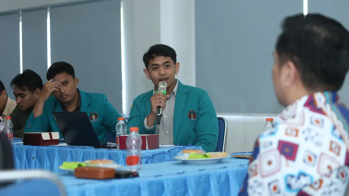 KRITIS: Mahasiswa yang menjadi peserta diskusi mengajukan pertanyaan terkait penerapan KUHP dan KUHAP baru. (Wahyu Adji/JPRK)
