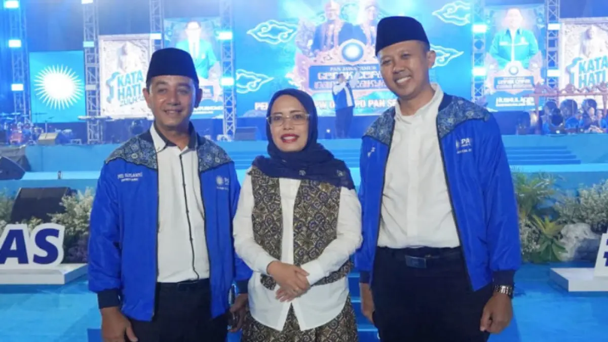 SOLID: Ketua DPD PAN Kabupaten Kediri M Yusuf Aziz (kanan) dan Sekretaris DPD PAN Kabupaten Kediri Aris Susanto (kiri) berfoto dengan Wakil Bupati Kediri Dewi Maria Ulfa (tengah) di acara pelantikan. 