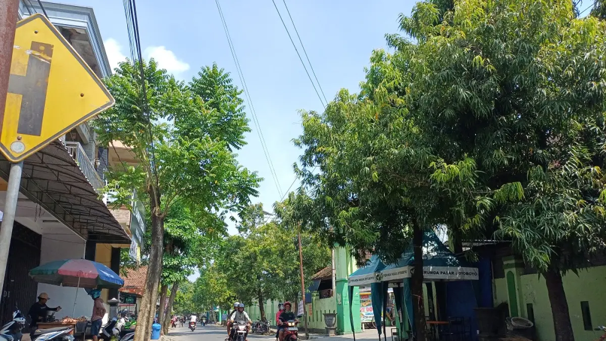 Suasana PKL yang berdagang di sepanjang Jl Sam Ratulangi, tepat di depan pintu Pasar Setonobetek. (Foto: Ayu Isma)