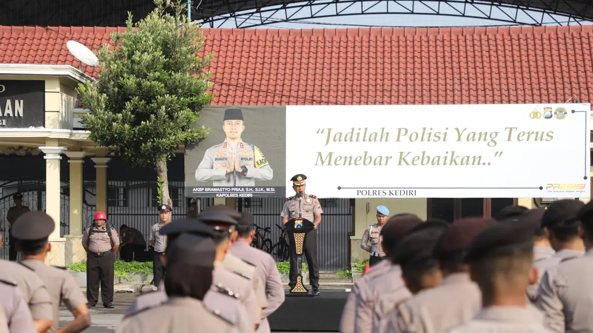 Wakapolres Kediri Kompol Hari Kurniawan saat memimpin apel jam pimpinan.