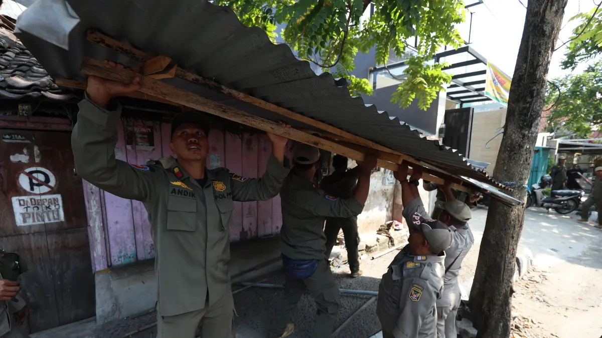
TEGAS: Satpol PP Kota Kediri bersama petugas gabungan Menertiban pedagang kaki lima (PKL) di Jalan Sam Ratulangi Kelurahan Setonopande kemarin. (WAHYU ADJI F/JPRK)
