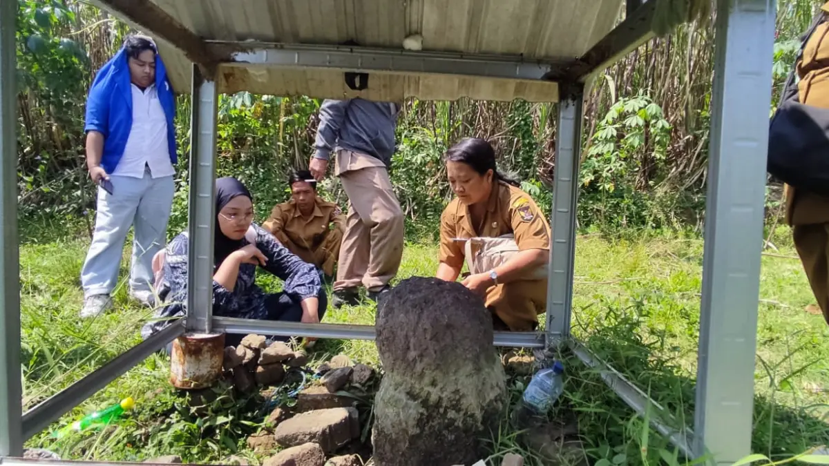 JEJAK SEJARAH: Tim Disbudparpora Kota Kediri mengecek keberadaan arca dwarapala di perkebunan Kelurahan Blabak, Pesantren pada Selasa (12/5) lalu.