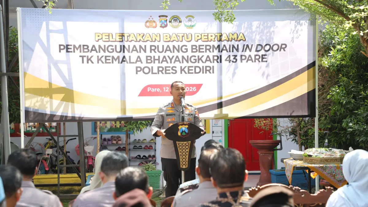 Kapolres Kediri buka prosesi peletakan batu pertama pembangunan ruang bermain in doorTK Kemala Bhayangkari 43 Pare, Polres Kediri.