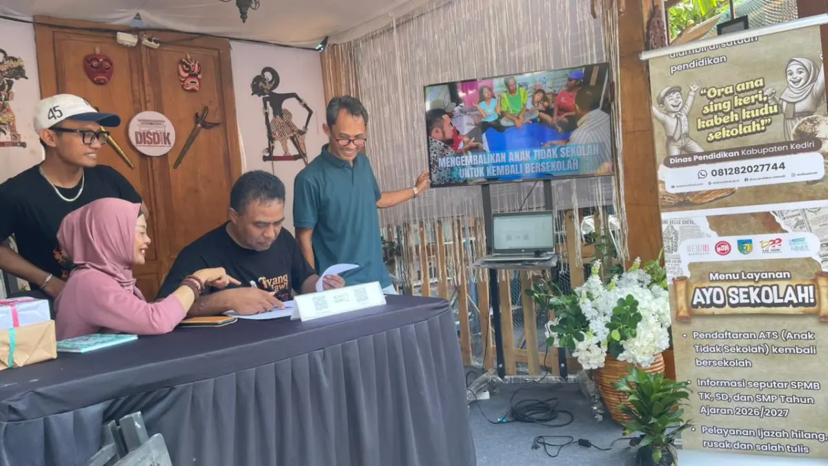 HIMALAYA AZZAHRA/JPRK

TEROBOSAN: Staf Disdik Kabupaten Kediri siap sedia di stan Festival Kuno Kini 2026. Disdik membuka tiga layanan unggulan di event tahunan ini.