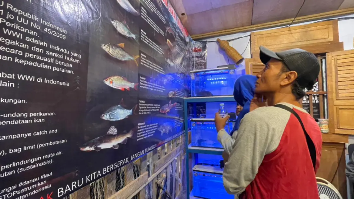 Pengunjung mengamati jenis-jenis ikan di stan Dinas Perikanan Kabupaten Kediri. (himalaya azzahra)