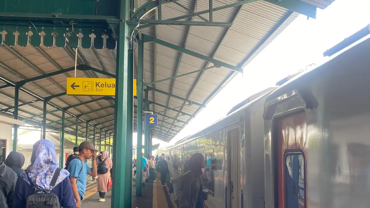 Penumpang padati Stasiun Kediri. (Hilda/JPRK)