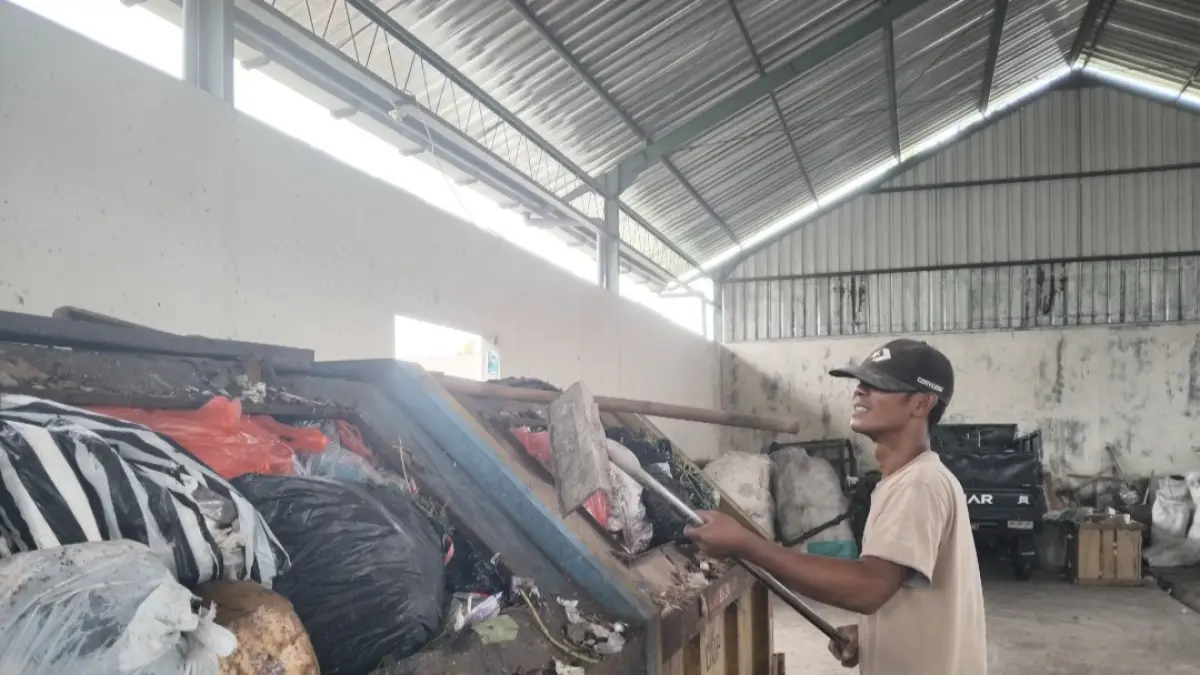 Petugas lakukan pemilahan sampah di TPS3R Desa Sidomulyo