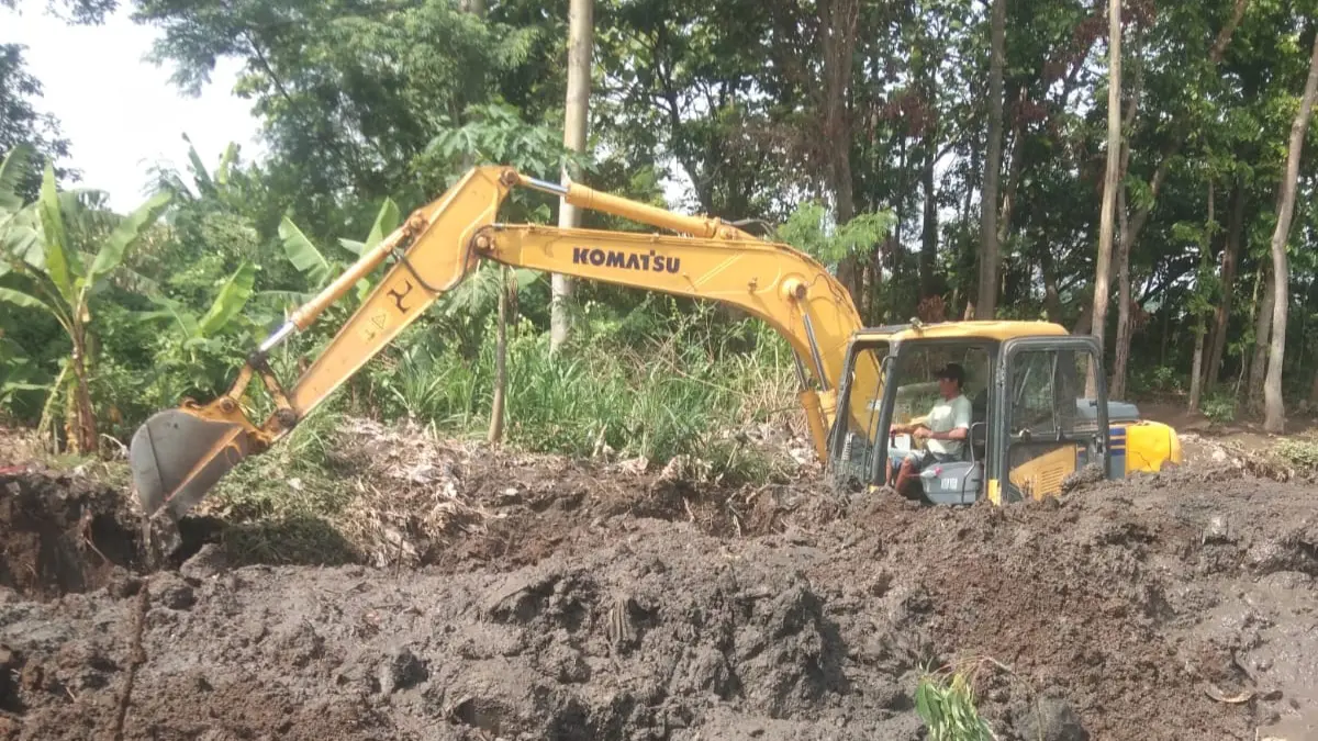 Proses normalisasi sungai untuk cegah banjir di Desa Puhjarak Plemahan 