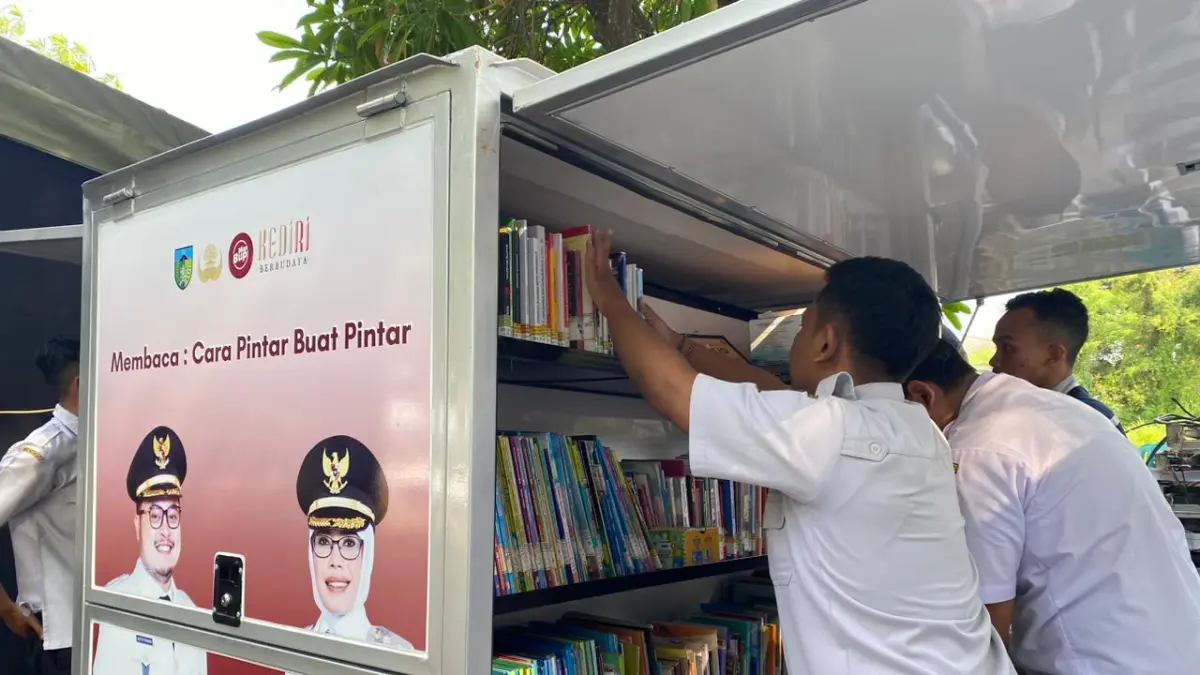 Staf Dinas Arpus menata buku di perpustakaan keliling. (Himalaya Azzahra)