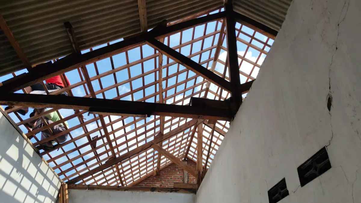 Warga gotong royong membangun rumah warga yang membutuhkan