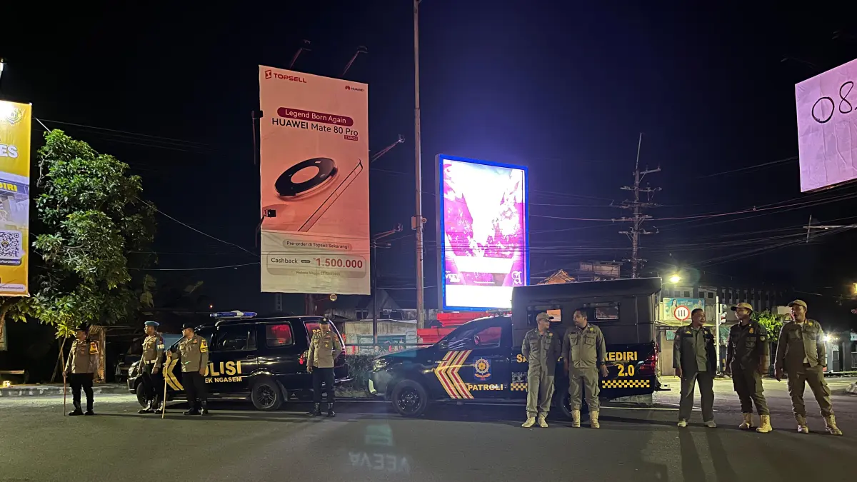 Patroli gabungan Satpol PP Kabupaten Kediri dan Polsek Ngasem