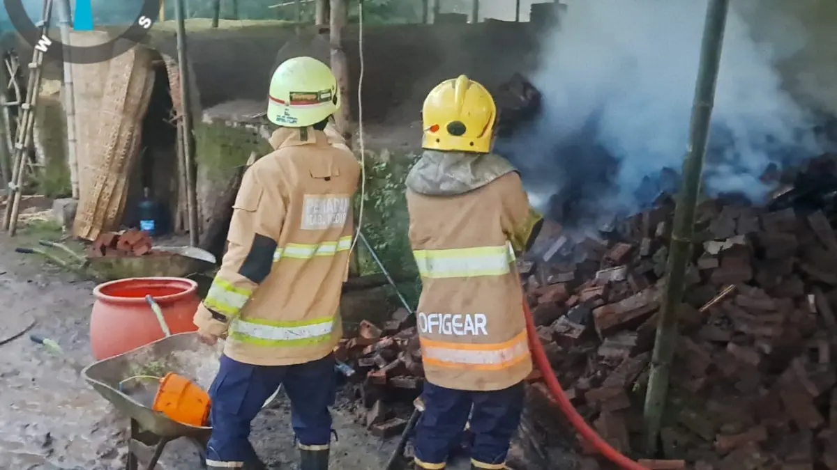 Petugas Damkar memadamkan tungku api di Desa Gedangsewu Pare