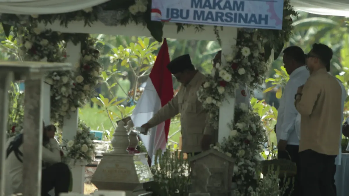 Presiden Prabowo ziarah ke Makam Marsinah di Desa Nglundo, Kecamatan Sukomoro, Kabupaten Nganjuk. (Foto: Karen Wibi/JPRK)