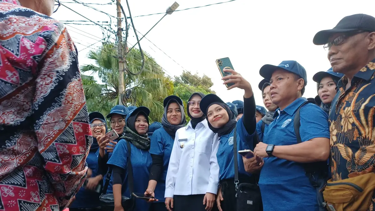 Wali Kota Vinanda melayani selfie dengan kelompok buruh yang akan bertolak ke Museum Marsinah di Nganjuk. (Ayu Isma)