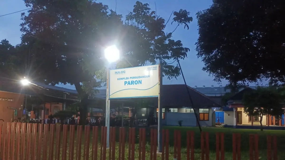 Komplek Pergudangan Paron di Desa Paron, Kecamatan Ngasem, Kabupaten Kediri yang menjadi gudang induk milik Perum Bulog Cabang Kediri. Foto: Anwar Bahar Basalamah/JPRK