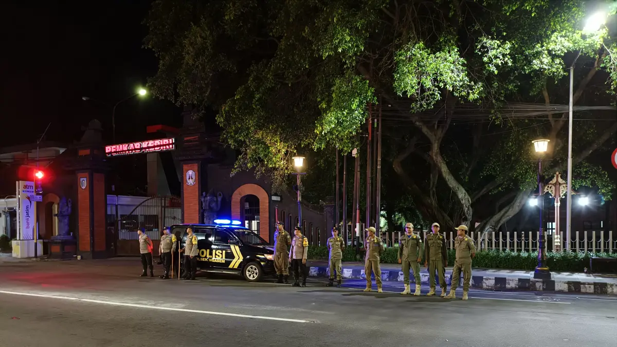 Patroli gabungan Satpol PP dan Polsek Ngasem Sabtu (16/5)