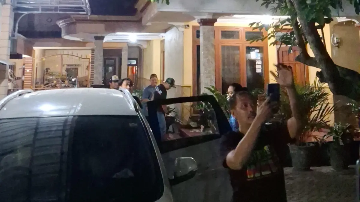 Polisi saat mengamankan guru ngaji cabul. Saat itu terduga pelaku tersenyum ke arah warga yang memberikan cacian karena geram. (Foto Asad MS)