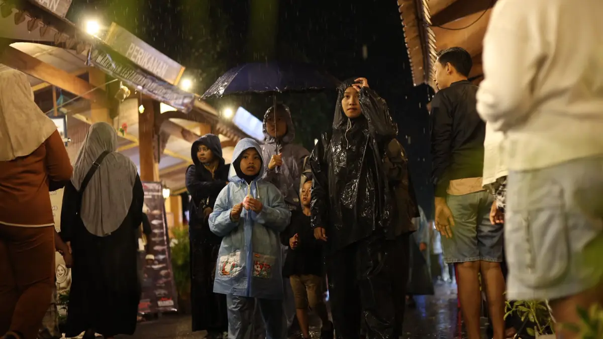ANTUSIAS: Pengunjung memadati stan Festival Kuno-Kini 2026 untuk berbelanja aneka kuliner dan produk UMKM. Para pedagang senang karena mereka berhasil membukukan omzet hingga jutaan rupiah. (Foto: Wahyu Adji)
