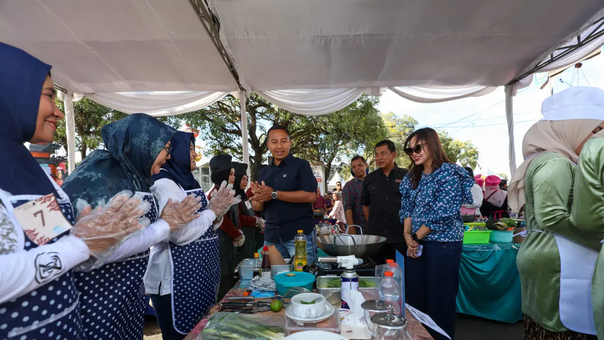 Bhayangkari Polres Kediri Adu Kreasi Mie di Festival Kuno Kini. (Wahyu Adji)