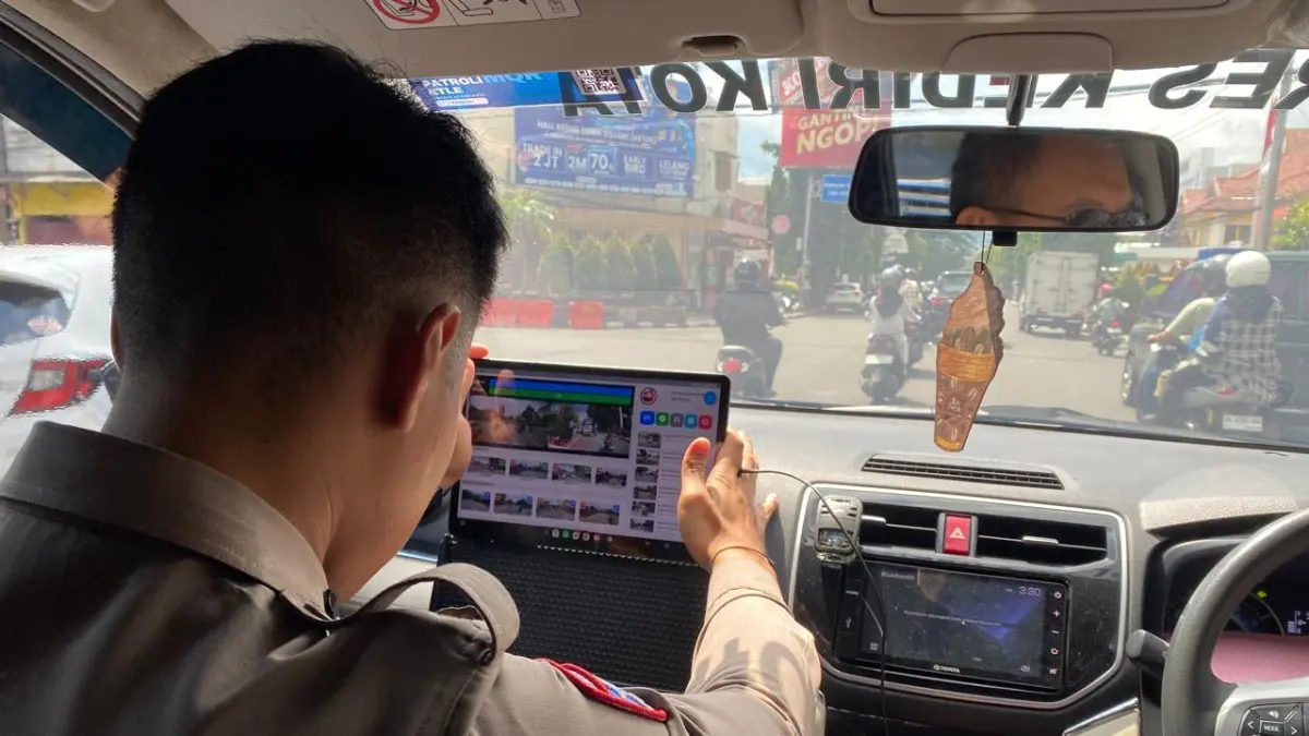 INOVASI: Petugas Satlantas Polres Kediri Kota sedang berpatroli menggunakan mobil incar ETLE. (Hilda/JPRK)